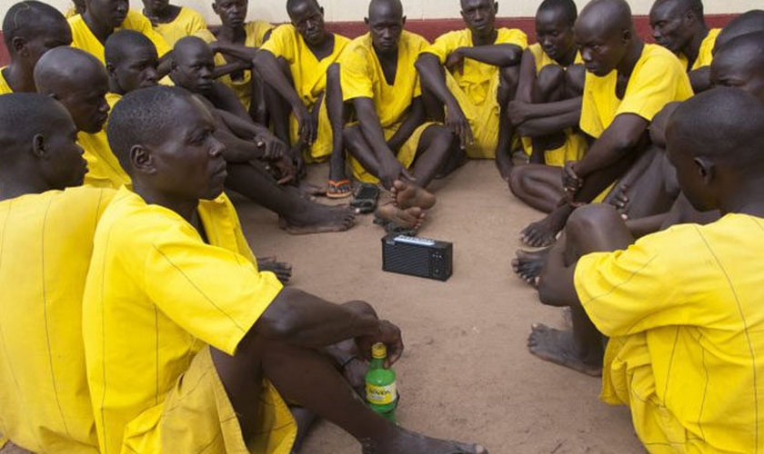 A Sociedade Bíblica de Uganda (BSU) está envolvida no projeto de Bíblias em áudio para prisioneiros no país. (Foto: Reprodução/BSU).