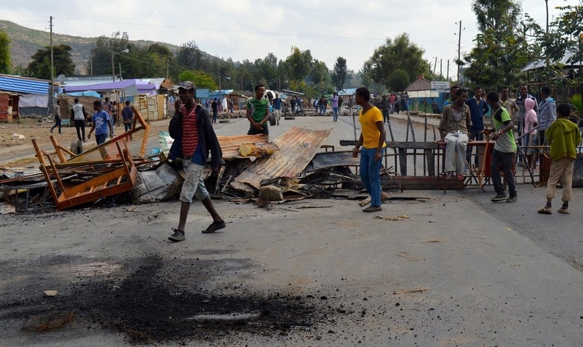 Membros da etnia Oromo bloquearam uma estrada em Wolenkomi, em dezembro. (Foto: William Davison/AFP/Getty)