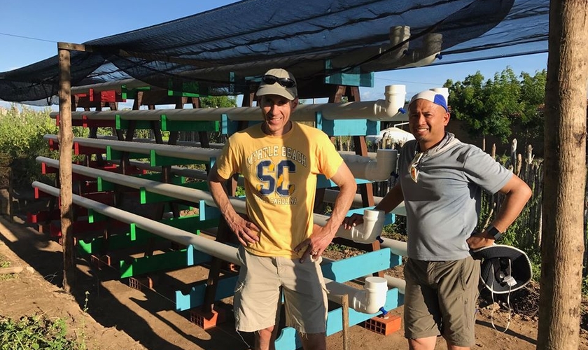 Kirk Olds (à esquerda) e Ron Sanchez (à direita) em ação do Poço de Jacó no Rio Grande do Norte. (Foto: Jacob’s Well)