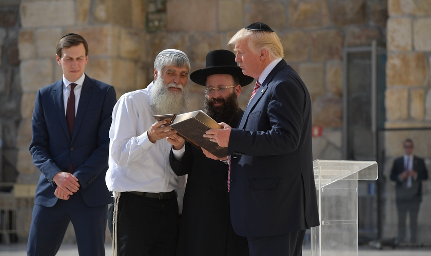 Donald Trump escuta rabinos em visita ao Muro das Lamentações, em Jerusalém. (Foto: Mandel Ngan/AFP/Getty Images)