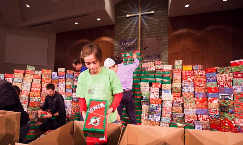 Evilyn Pinnow prepara uma das milhares de caixas de sapatos da Operação Christmas Child. (Foto: Samaritan’s Purse)