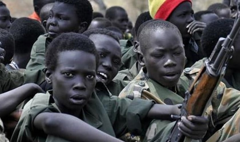 Meninos são sequestrados e treinados para se tornarem “crianças-soldado” do Boko Haram. (Foto: Reprodução/Barnabas Fund)