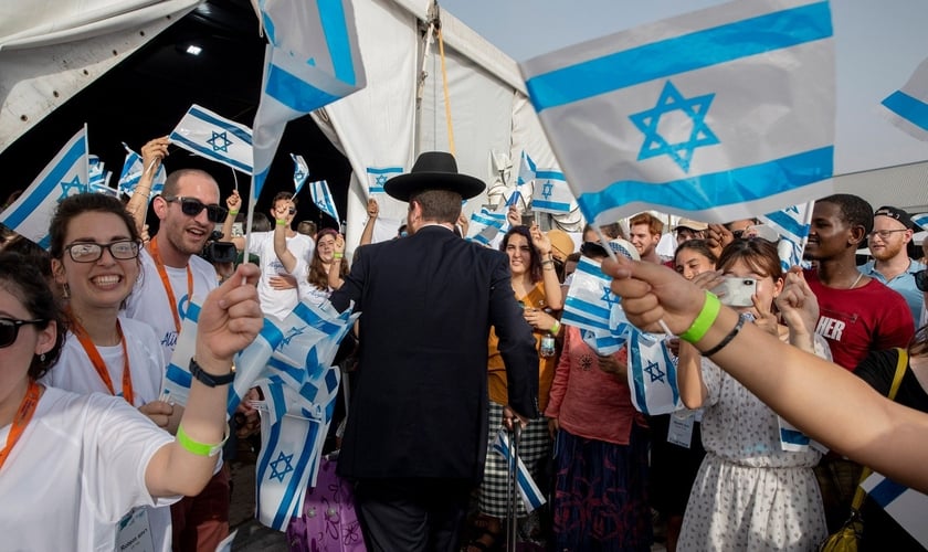 Imigrantes judeus, principalmente da França, recebidos calorosamente em Tel Aviv, em 17 de julho de 2019. (Foto: Reprodução/National Geographic Brasil)