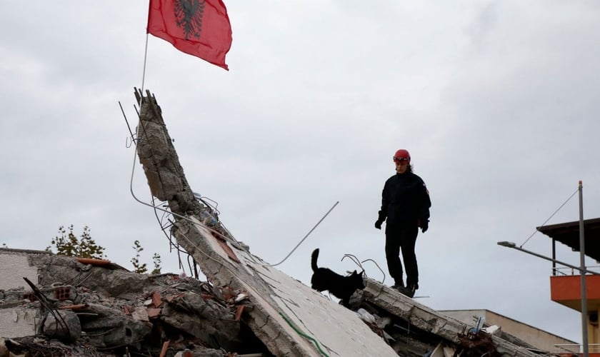 Destroços causados por terremoto de 6,4 graus que atingiu a Albânia em 26 de novembro. (Foto: Reprodução/BosNewsLife)