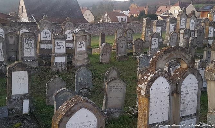 107 túmulos do cemitério de Westhoffen foram profanados. (Foto: Reprodução/Deutsche Welle)