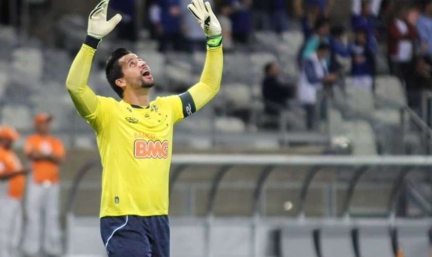 O goleiro Fábio, do Cruzeiro, credita sua carreira a Deus. (Foto: Dudu Macedo/Fotoarena/Veja)