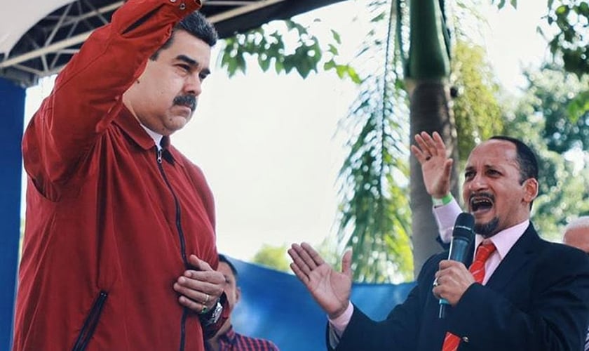 O líder venezuelano Nicolás Maduro recebe oração em encontro para atrair apoio evangélico. (Foto: Nicolás Maduro/Instagram)