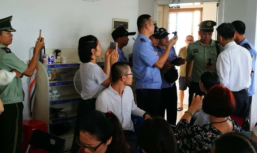 A mando do Partido Comunista Chinês, policiais interrompem culto em igreja doméstica na China. (Foto: China Aid)