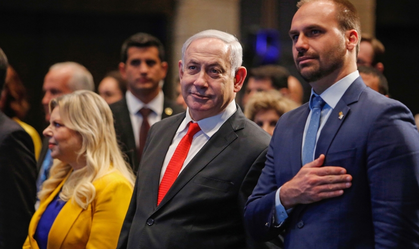 O primeiro-ministro de Israel, Benjamin Netanyahu, e o deputado federal Eduardo Bolsonaro durante cerimônia de abertura de escritório da Apex, em Jerusalém. (Foto: Gil Cohen/AFP)