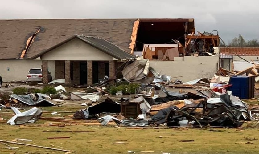 Igreja e a Escola Batista após a devastação por um tornado. (Foto: Reprodução/Facebook)
