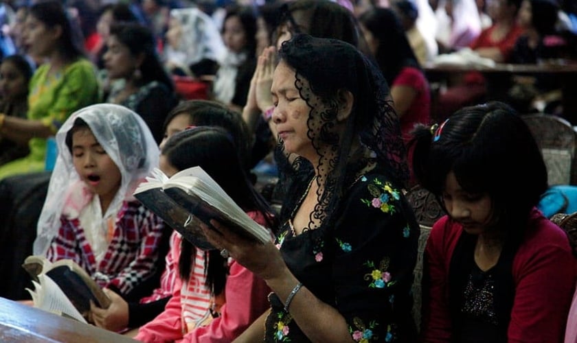 Cristãos participam de culto em Mianmar. (Foto: World News Group)