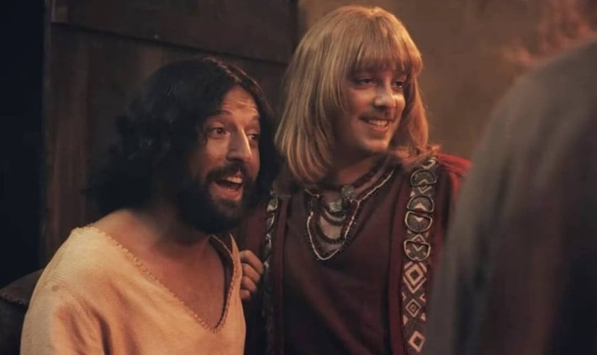 No filme, Jesus é interpretado por Gregório Duvivier e Orlando (Lúcifer) é interpretado por Fábio Porchat. (Foto: Divulgação)