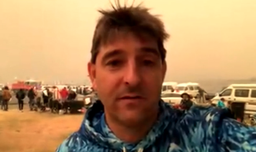 Filmagens de David Jeffery falando do cais de Mallacoota, na Austrália. (Foto: BBC News)