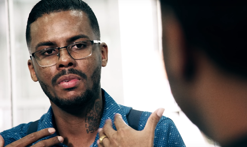 Felipe Monteiro contou seu testemunho de vida na série “Saudade”, do cantor Thalles Roberto. (Foto: Reprodução/YouTube)