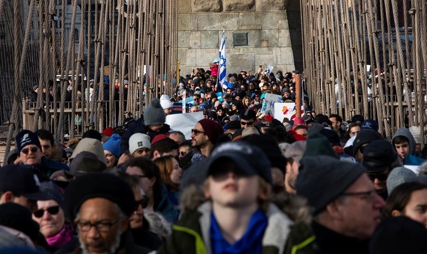 : Marcha sobre a ponte do Brooklyn no domingo, 5 de janeiro, protesta contra ataques antissemitas em NY. (Foto: Reprodução/Eduardo Munoz Alvarez)