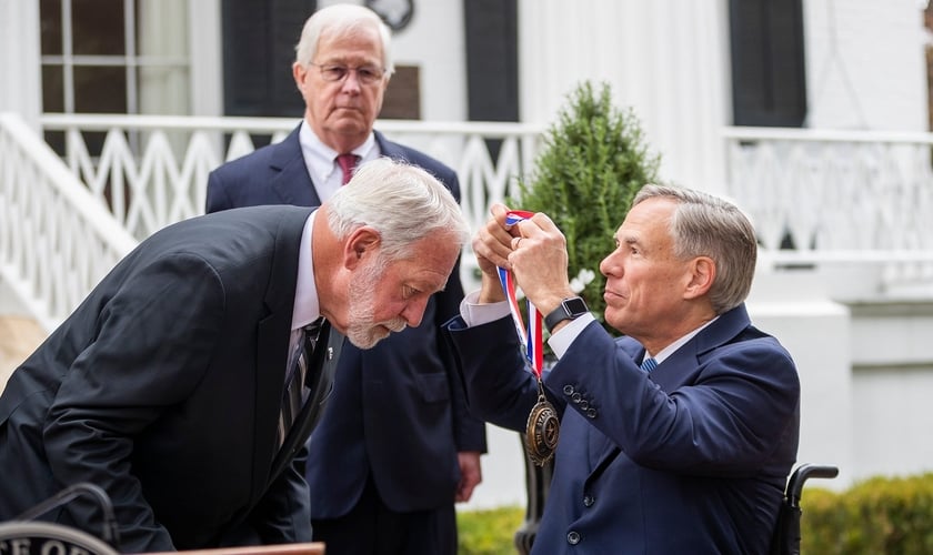 Governador do Texas, Greg Abbott, entrega medalha de honra a Jack Wilson. (Foto: Ricardo B. Brazziell/Austin American-Statesman via AP)