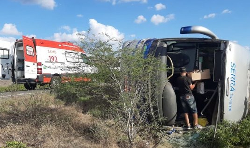 O ônibus que transportava missionários saídos do Vale da Bênção, em Araçariguama (SP) acabou tombando na BR 116, próximo ao município de Euclides da Cunha (BA). (Foto: Facebook)
