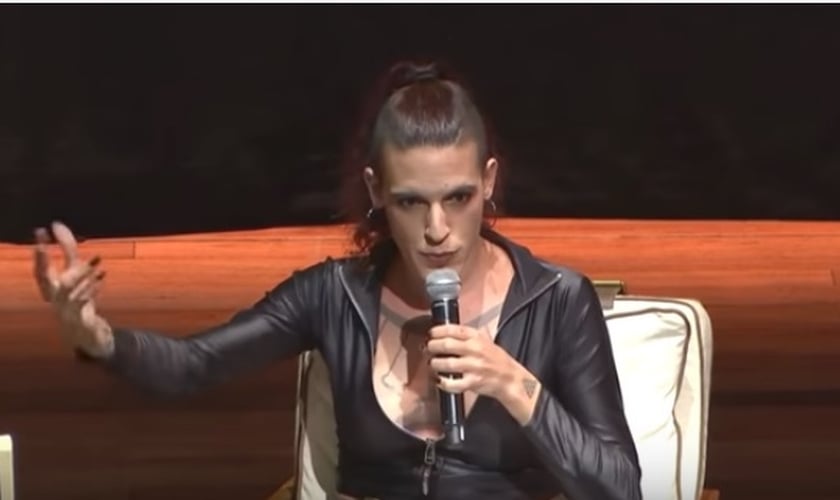 O travesti Vitor Zaparoli Borgheresi usa o nome social Amanda Palha e é militante dos movimentos LGBT e feminista, além de autor de obras comunistas. (Imagem: Youtube)