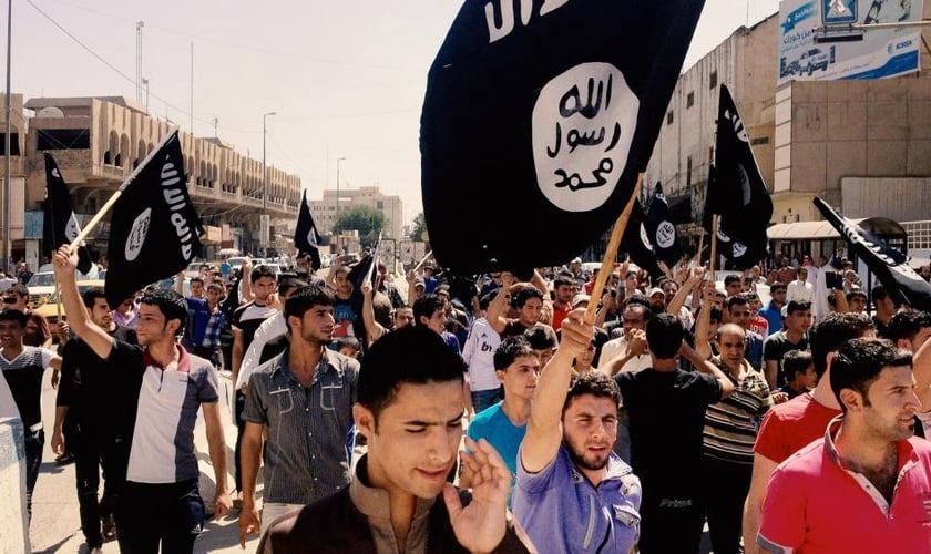 Apoiadores do grupo terrorista Estado Islâmico. (Foto: Reprodução/CBN News)