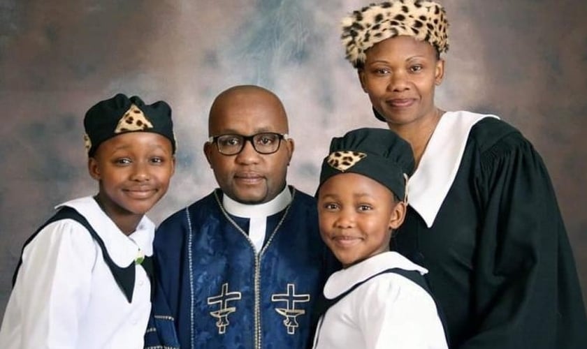 O pastor Bassie Jackals e sua família. (Foto: Reprodução/Facebook)