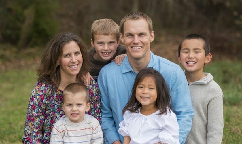 O pastor David Platt e sua família já adotaram 2 bebês e estão em processo de adoção do terceiro. (Foto: LifeLineChild)