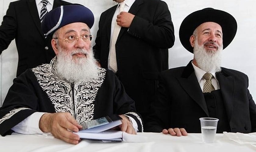 Rabino-chefe sefardita, Shlomo Amar, e rabino-chefe asquenazita, Yona Metzger, no Muro das Lamentações em 2012. (Foto: Uri Lenz/Flash90)