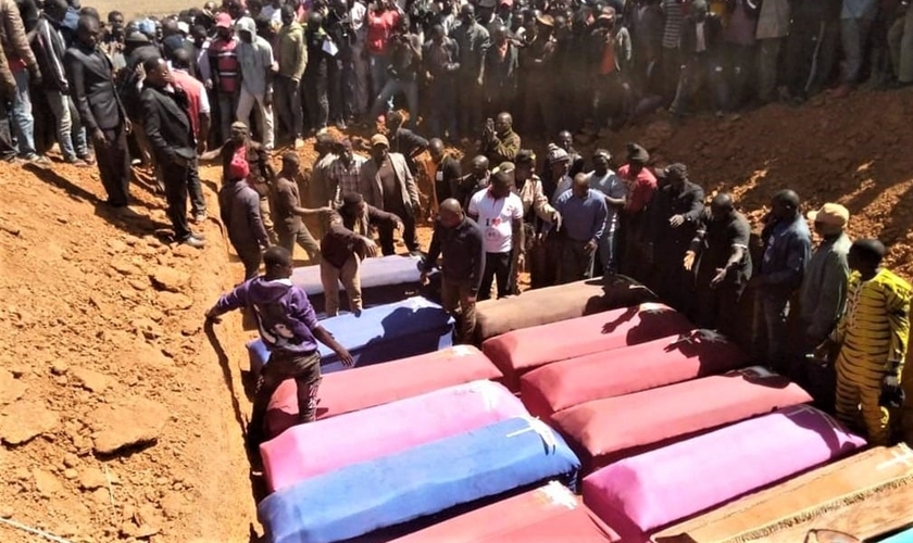 Vítimas de ataques próximo a Bokkos (Nigéria) são enterradas. (Foto: Morning Star News)