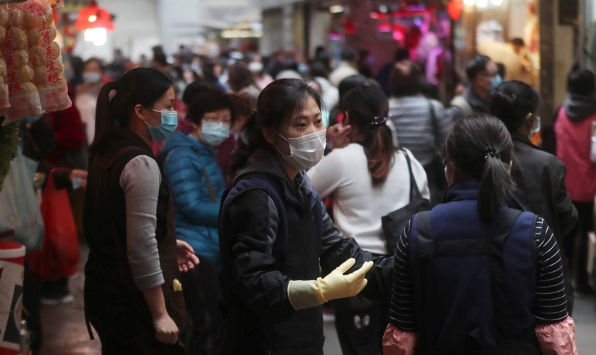 Pessoas usam máscaras protetoras em mercado em Hong Kong. (Foto: AP)