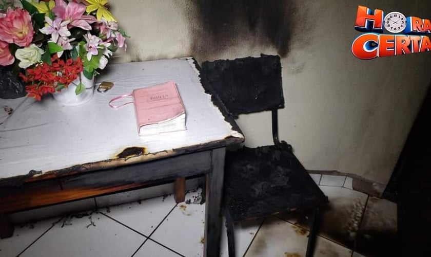 Bíblia fica intacta em incêndio, em Campo Mourão. (Foto: Reprodução/Facebook)