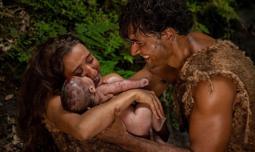 Os atores Carlo Porto e Juliana Boller, que vivem, respectivamente, Adão e Eva, seguram o primeiro filho, Caim. (Foto: Reprodução/Instagram)