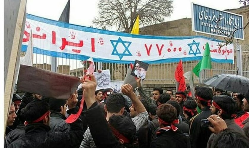 Estudantes islâmicos do Basij fazem manifestação no Irã. (Foto: ARAM)