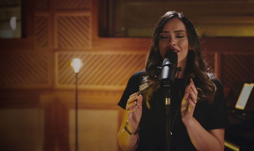 Amanda Rodrigues está lançando o single "No meio do Caos", que integra o projeto Musile Sessions. (Imagem: Divulgação)