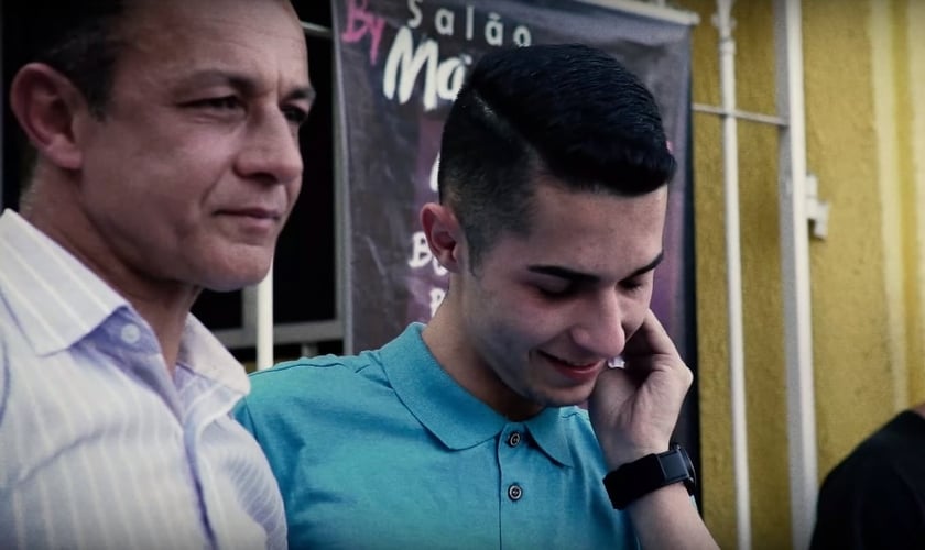 Daniel (esquerda) contou com a ajuda de seu filho, José (direita) para se libertar do vício das drogas. (Imagem: Youtube / Reprodução)