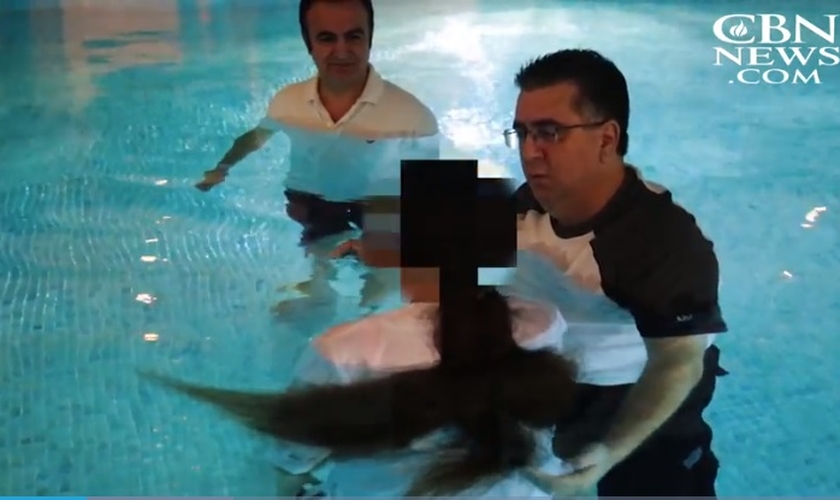 Cristãos iranianos são batizados por missionários em local secreto. (Imagem: CBN News)
