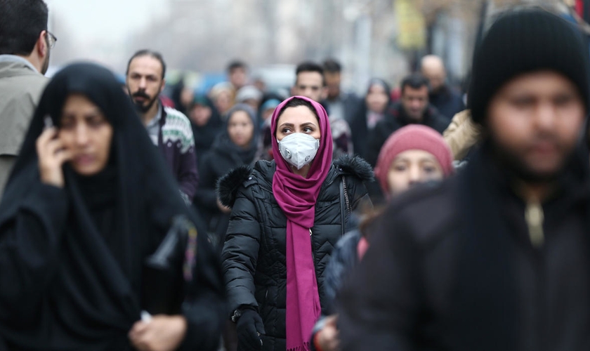 População de Teerã usa máscara como prevenção contra coronavírus. (Foto: Nazanin Tabatabaee/Reuters)