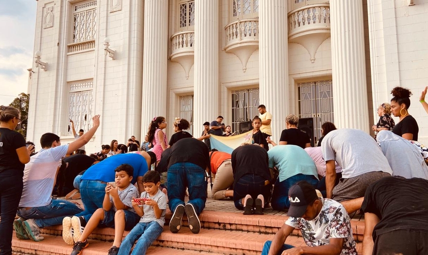 Cristãos oram pelas autoridades na sede do governo do Acre. (Foto: Reprodução/Notícias da Hora)