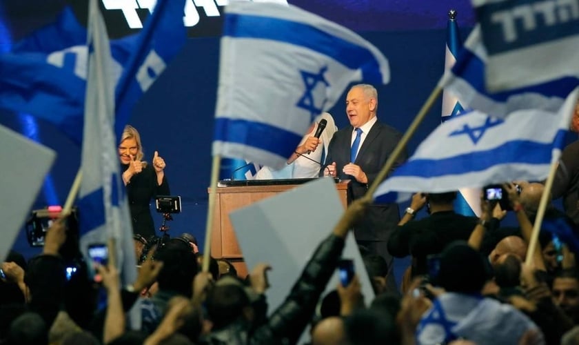 Benjamin Netanyahu, ao lado de sua mulher, Sara, durante discurso da vitória para seus aliados. (Foto: Gil Cohen-Magen / AFP)  