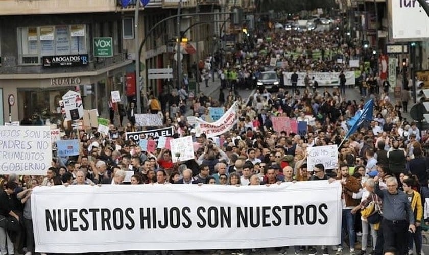 Imagem da marcha dos pais em Múrcia, em 29 de fevereiro. (Foto: Reprodução/CEMU)