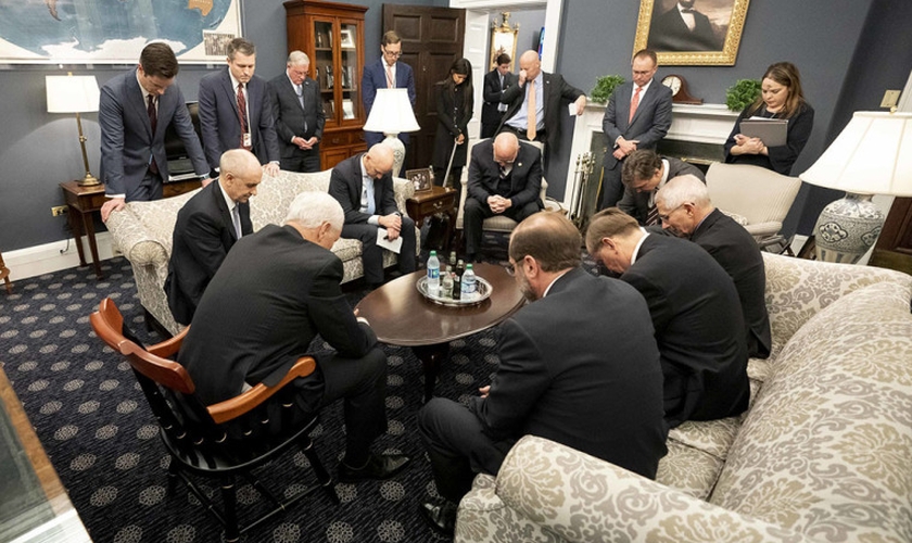 Vice-presidente dos EUA, Mike Pence, em momento de oração com a Força-Tarefa do Coronavírus. (Foto: Casa Branca/D. Myles Cullen)