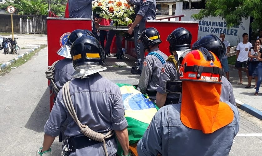 Bombeiros fizeram um cortejo fúnebre em homenagem ao cabo Moraes. (Foto: Carlos Nogueira/ A Tribuna Jornal)