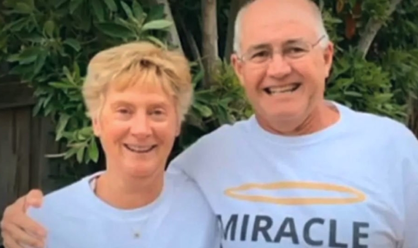Alistair Blake – ao lado de sua esposa Melinda – surpreendeu os médicos ao voltar à vida depois que seu coração parou por 90 minutos. (Foto: Reprodução/7NEWS /Facebook)
