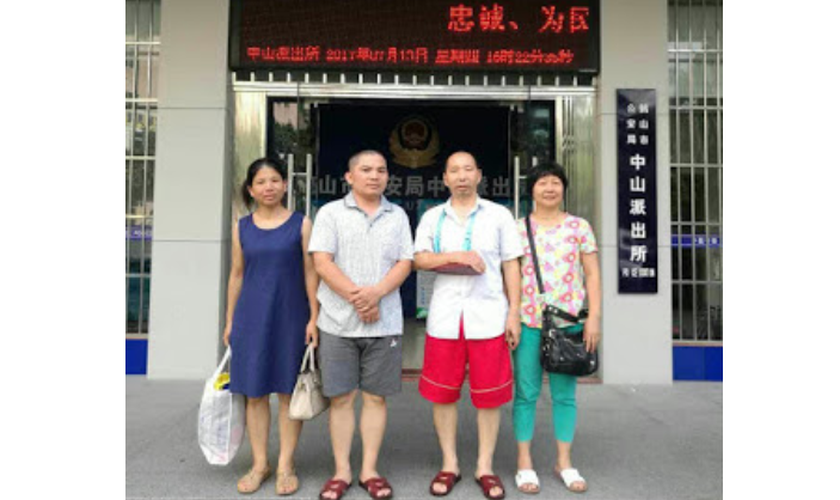 O pastor Li Wanhua (segundo da direita) foi convocado por autoridades policiais sobre informações do coronavírus. (Foto: Reprodução/ChinaAid)