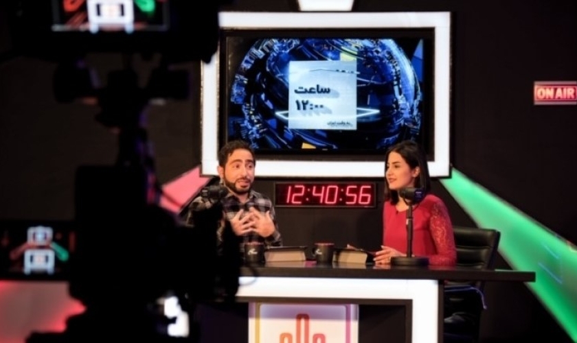 Apresentadores do "signal" do SAT-7 PARS, Reza Jafari e Niloufar Raisi. (Foto: Reprodução/SAT-7)