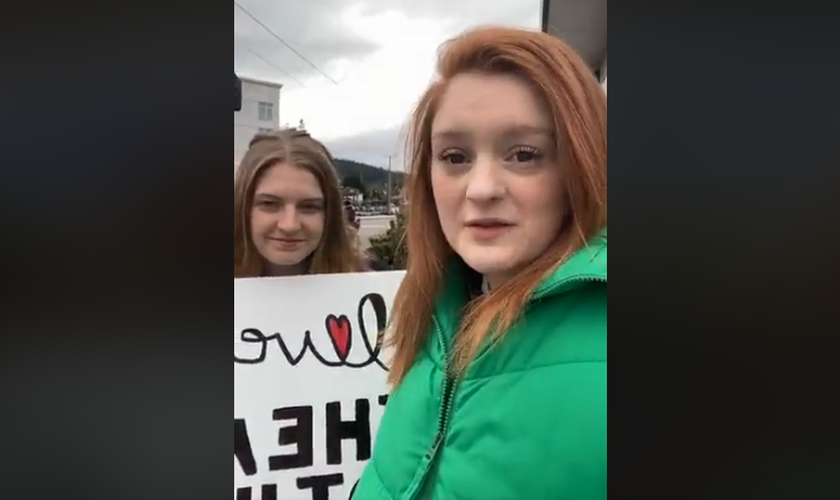 Estudantes se manifestaram em oração do lado de fora de clínica de aborto. (Foto: Students for Life of America)