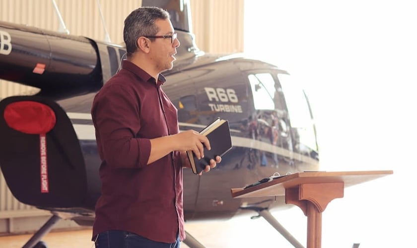 O helicóptero será usado para levar missionários a aldeias onde não há pista de pouso. (Foto: Facebook / Missão Novas Tribos do Brasil)