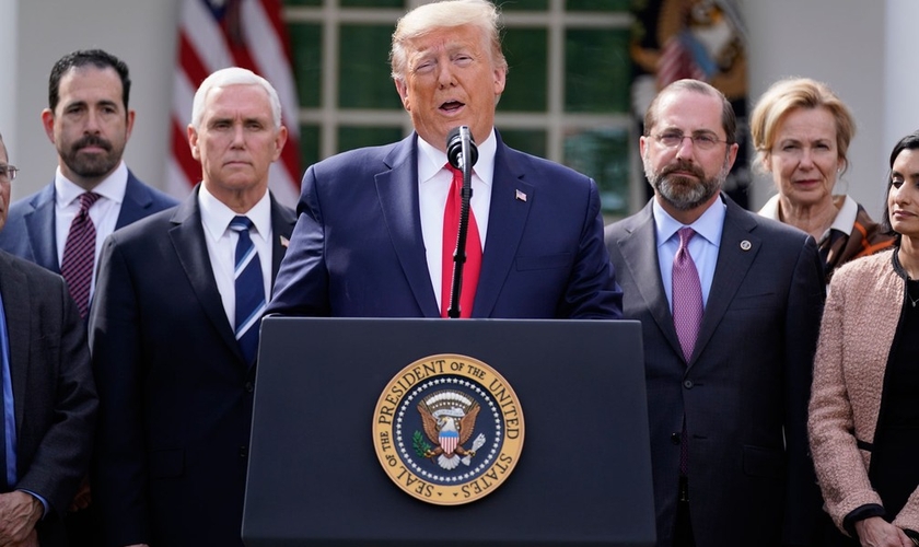 Trump faz pronunciamento oficial sobre coronavírus no jardim da Casa Branca. (Foto: AP Photo/Evan Vucci)