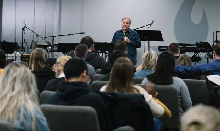 Mike Bickle ministrando em culto na sala de oração da Ihop. (Foto: Reprodução/Ihop)