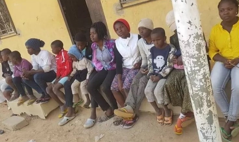 Grupo de crianças internadas em orfanato nigeriano. (Foto: Reprodução/Premier)