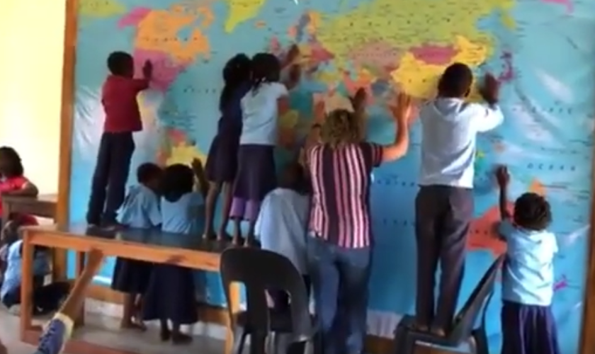 Crianças do projeto Kutsemba Ka África (Acreditar em África) clamando pelas nações. (Foto: Reprodução/YouTube)