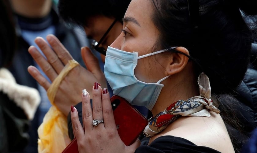 Mais pessoas estão se voltando para Deus durante a pandemia. (Foto: Reuters/Nguyen Huy Kham)